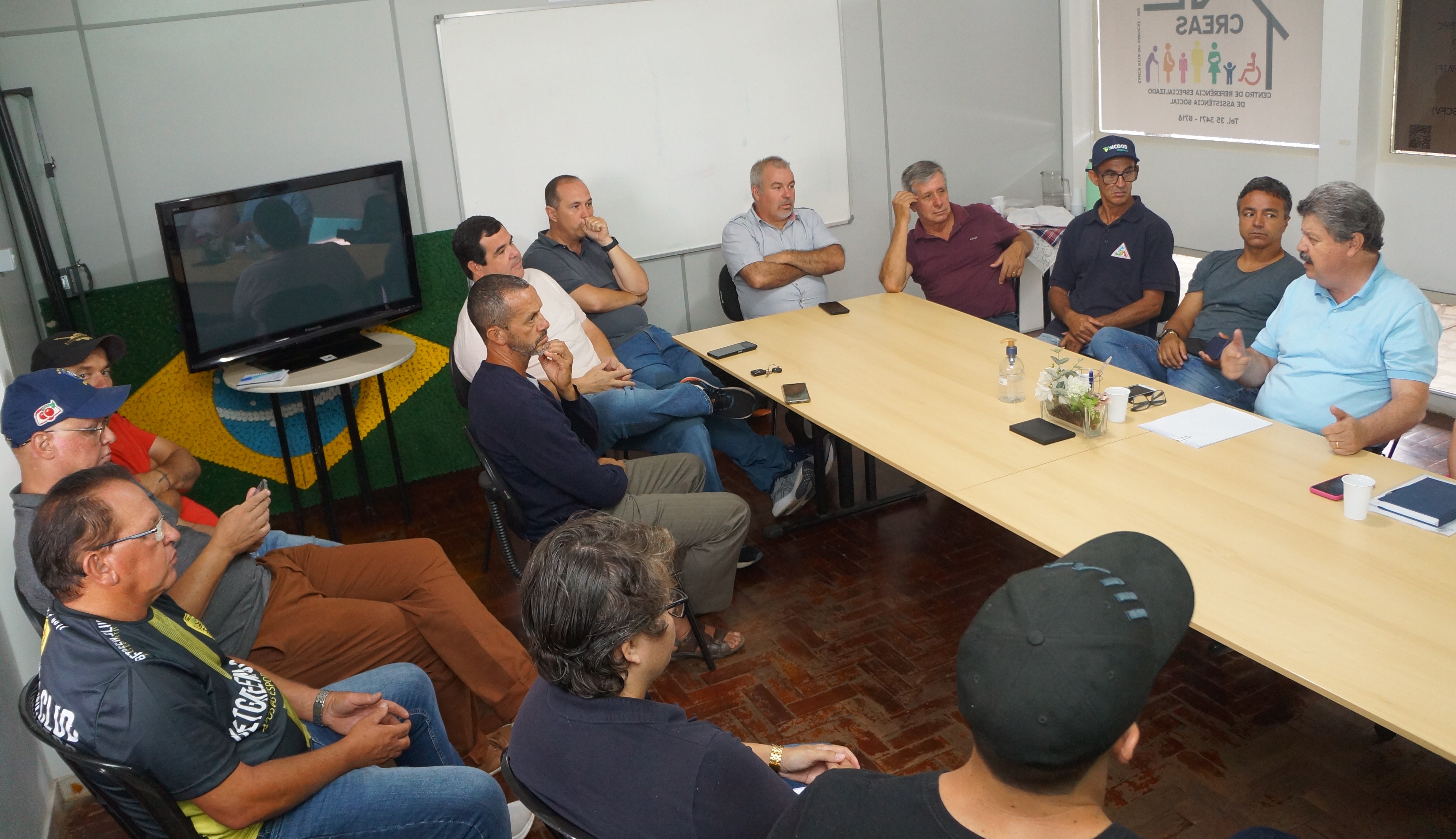 Em reunião com vereadores, prefeito anuncia cortes para pagar BPS