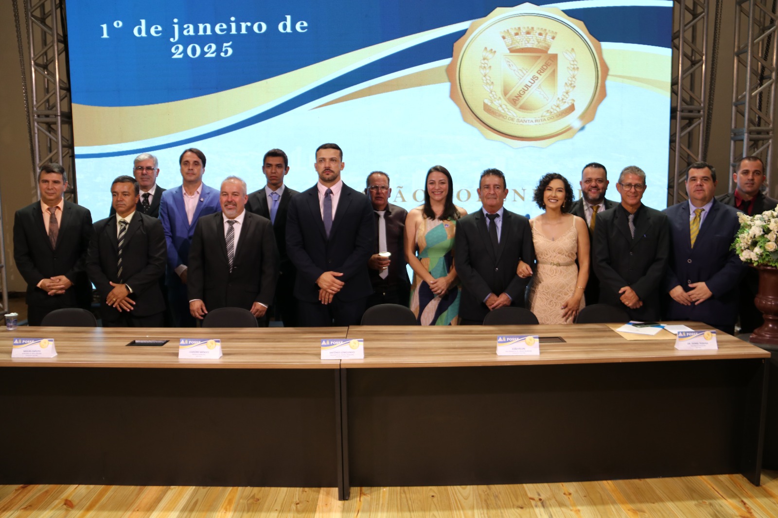 Câmara inicia 20.ª legislatura e empossa novo prefeito